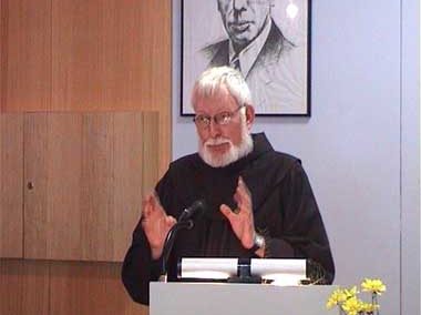 Pater Christoph 2004 während der 100-Jahr-Feier der Franziskaner im Nikolaus Groß Abendgymnasium